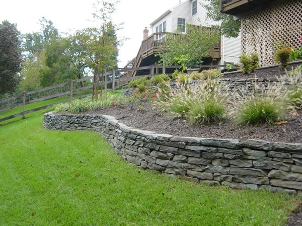 Landscaping stone retaining wall